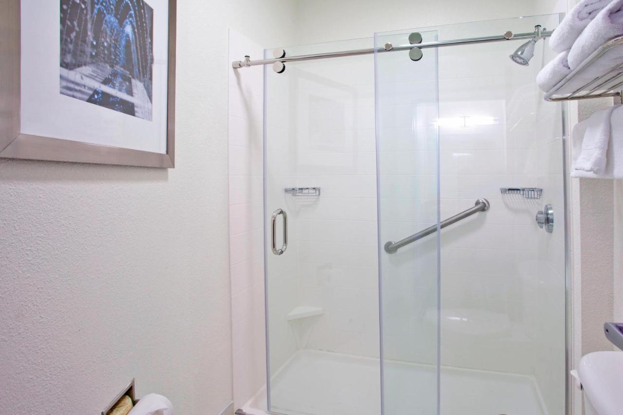 King Suite Bathtub Sofa Bed Mobility Access or Hearing Accessible,1629394247:JPEG